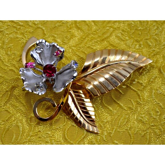 Jewelry - Vintage Gold Tone Brooch Pendant Flower Shaped w/ Pink & Clear Rhinestones 2.75"